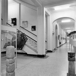 837503 Afbeelding van een tentoonstelling van kunstwerken in een van de gangen en het trappenhuis van het Provinciehuis ...